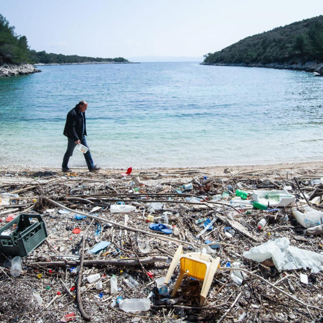 &lt;p&gt;Uvale i plaže ne otoku Šćedru često su zatrpane smećem koje more izbaci za vrijeme vjetrovitih dana&lt;/p&gt;