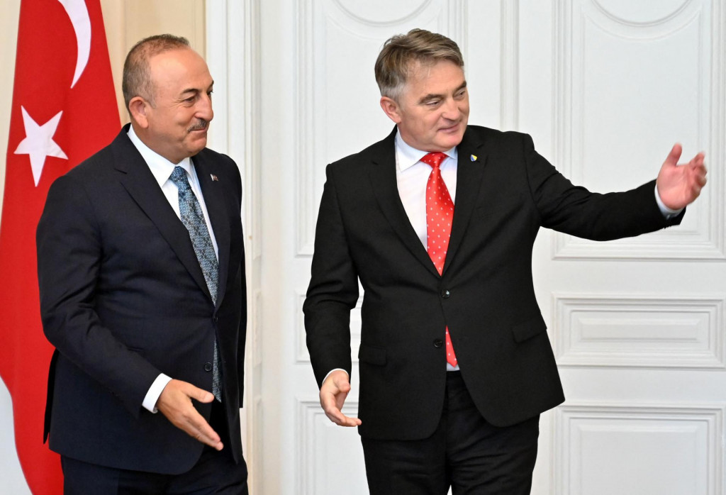 &lt;p&gt;Ministar Mevlut Cavusoglu (lijevo) u srdačnom razgovoru sa Željkom Komšićem u Sarajevu&lt;/p&gt;