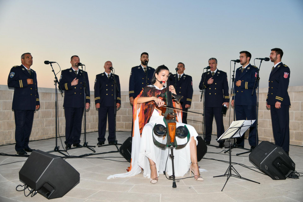 &lt;p&gt;Dubrovnik, 210622 Na brdu Srdj odrzan je tradicionalni koncert Ane Rucner, pozdrav ljetu. Na fotografiji: Ana Rucner s clanovi klape Sv,Mihovil