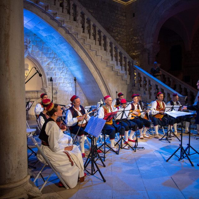 &lt;p&gt;Dubrovnik, 220622.&lt;br /&gt;
Povodom Svjetskog dana glazbe Folklorni ansambl Lindjo odrzao je koncert nazvan Po nasemu kraju, u Knezevom dvoru.&lt;br /&gt;