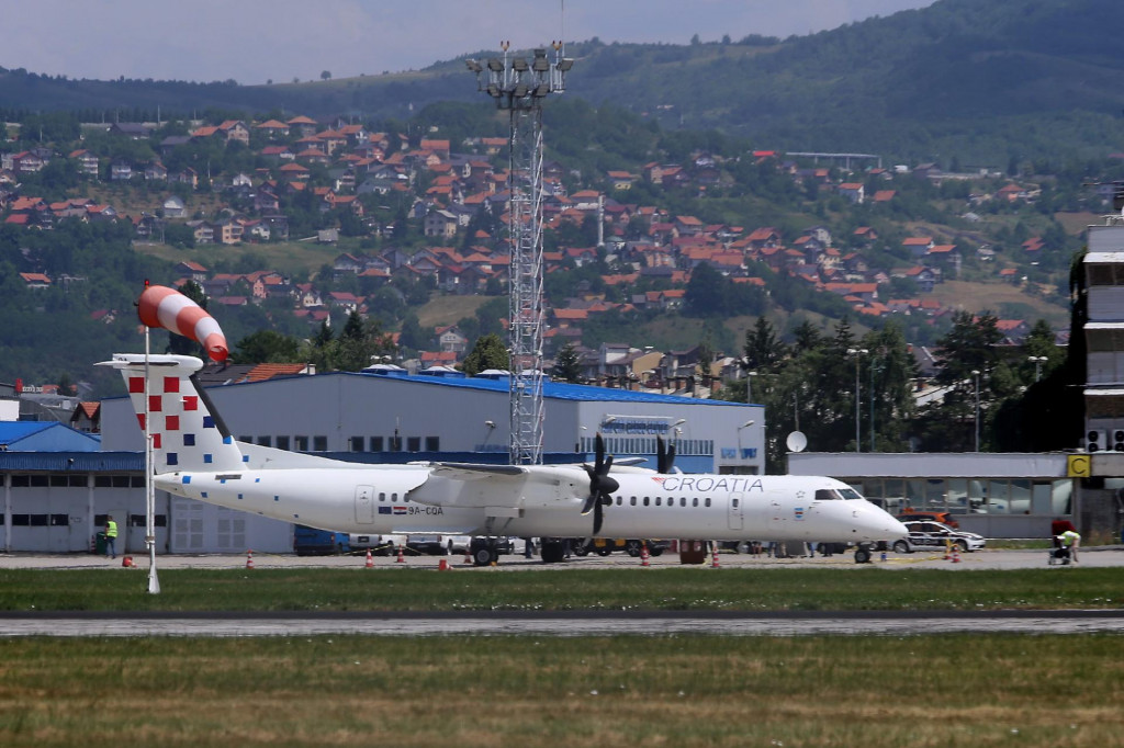 &lt;p&gt;Avion Croatia Airlinesa koji je sinoć iz Zagreba sletio na pistu u Sarajevu &lt;/p&gt;