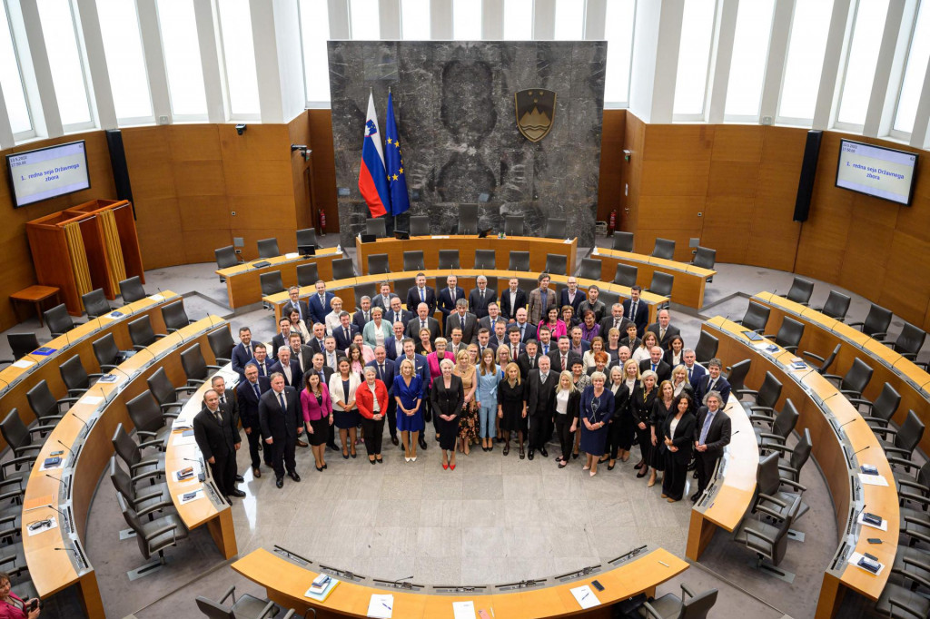 &lt;p&gt;Grupno poziranje članova slovenskog parlamenta&lt;/p&gt;