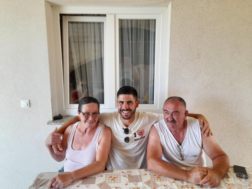 &lt;p&gt;Nogometaš Martin Erlić s roditeljima, ispred obiteljske kuće u Tinju.&lt;/p&gt;