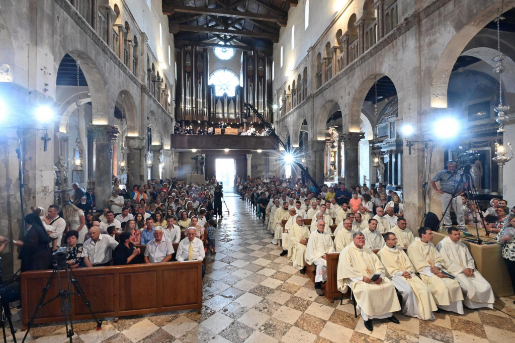 &lt;p&gt;Prvo biskupsko ređenje u zadarskoj katedrali nakon 32 godine, mons. Milana Zgrablića, imenovanog zadarskog nadbiskupa koadjutora&lt;br /&gt;
 &lt;/p&gt;