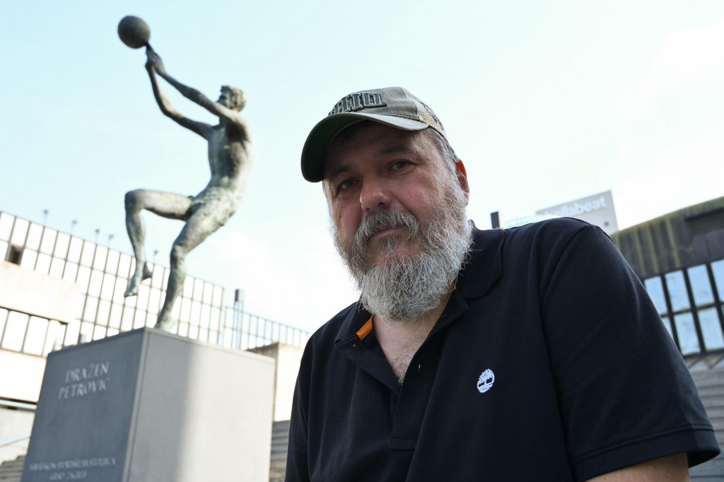 &lt;p&gt;Redatelj Danilo Šerbedžija fotografiran ispred kipa Dražena Petrovića o kojem snima film&lt;/p&gt;
