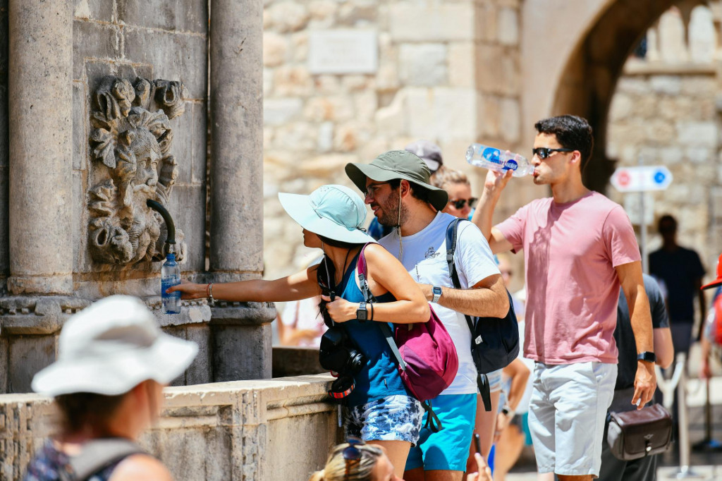 &lt;p&gt;Dubrovnik, 290622&lt;br /&gt;
Visoke temperature na Stradunu, turisti su u potrazi za osvjezenjem.&lt;br /&gt;