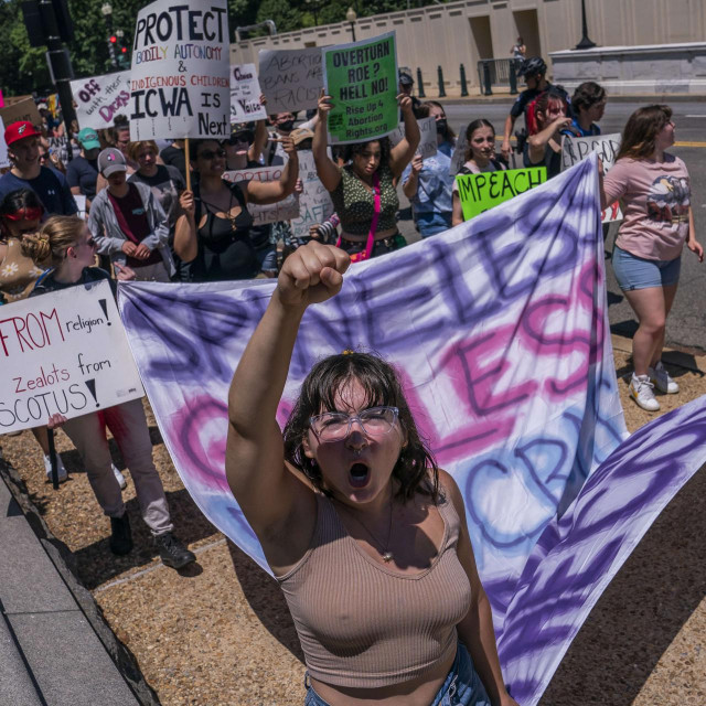 &lt;p&gt;Trump je uspio svoju fotelju pretvoriti u vremenski stroj kojim je Ameriku vratio 150 godina natrag. Glasovima religioznih fanatika koje je imenovao u Vrhovni sud, nekidan je poništen zakon koji je svim Amerikankama jamčio pravo na pobačaj&lt;/p&gt;

&lt;p&gt; &lt;/p&gt;