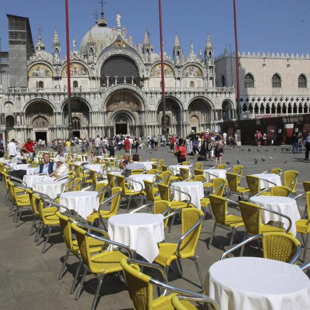 &lt;p&gt;Venecija, 090609.&lt;br /&gt;
U prvih pet mjeseci ove godine na Jadranu je ostvaeno 1.826.355 turistickih dolazaka, sto je 9 posto manje nego u istom periodu prosle godine, rekao je ministar turizma Damir Bajs na konferenciji za novinare. Stanje nije dobro ni u Italiji gdje je 14,6 posto manje turista nego lani. To se moze vidjeti na ovoj fotografiji koja je snimljena prosli tjedan na trgu Svetog Marka u Veneciji. Turista nesto ima ali rijetko koji je spreman platiti 5,7 Eura za kavu ili 8,5 Eura za kapucino koliko kostaju u ovom kaficu.&lt;br /&gt;