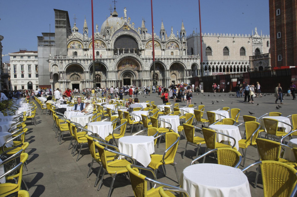 &lt;p&gt;Venecija, 090609.&lt;br /&gt;
U prvih pet mjeseci ove godine na Jadranu je ostvaeno 1.826.355 turistickih dolazaka, sto je 9 posto manje nego u istom periodu prosle godine, rekao je ministar turizma Damir Bajs na konferenciji za novinare. Stanje nije dobro ni u Italiji gdje je 14,6 posto manje turista nego lani. To se moze vidjeti na ovoj fotografiji koja je snimljena prosli tjedan na trgu Svetog Marka u Veneciji. Turista nesto ima ali rijetko koji je spreman platiti 5,7 Eura za kavu ili 8,5 Eura za kapucino koliko kostaju u ovom kaficu.&lt;br /&gt;