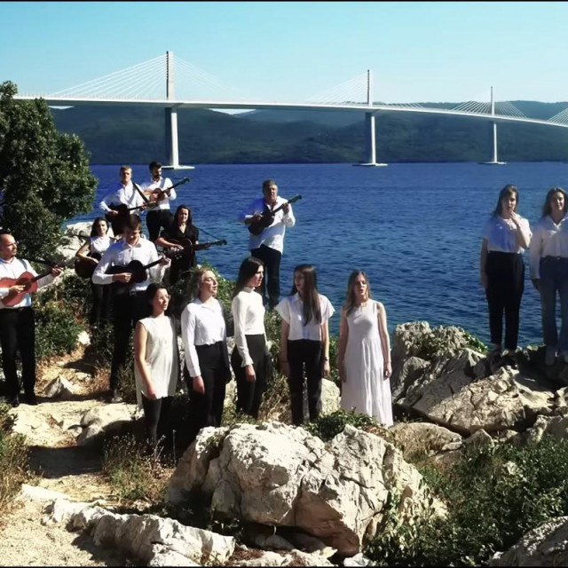&lt;p&gt;Grupa mladih pjevača i svirača ispred Pelješkog mosta&lt;/p&gt;