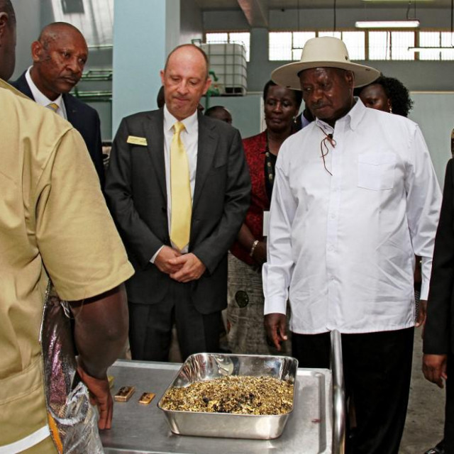 &lt;p&gt;Predsjednik Ugande Yoweri Museveni u društvu Irene Muloni, ministrice energetike i razvoja minerala i Alaina Goetza, izvršnog direktora AGR Limited pokazuje zlatne ljuskice u Afričkoj rafineriji zlata u Entebbeu 20. veljače 2017.&lt;/p&gt;