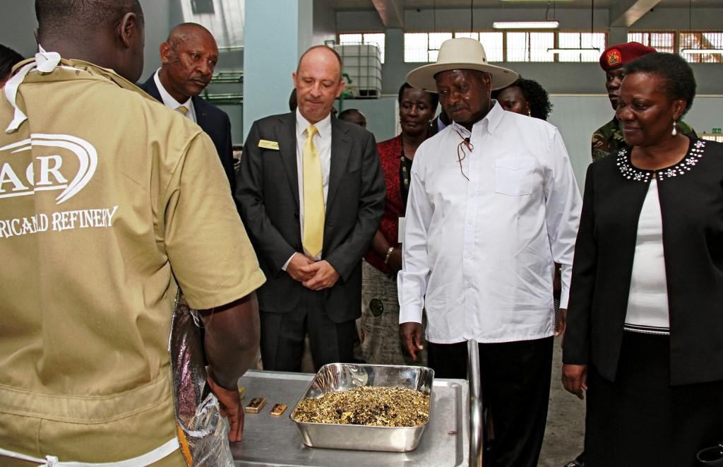 &lt;p&gt;Predsjednik Ugande Yoweri Museveni u društvu Irene Muloni, ministrice energetike i razvoja minerala i Alaina Goetza, izvršnog direktora AGR Limited pokazuje zlatne ljuskice u Afričkoj rafineriji zlata u Entebbeu 20. veljače 2017.&lt;/p&gt;