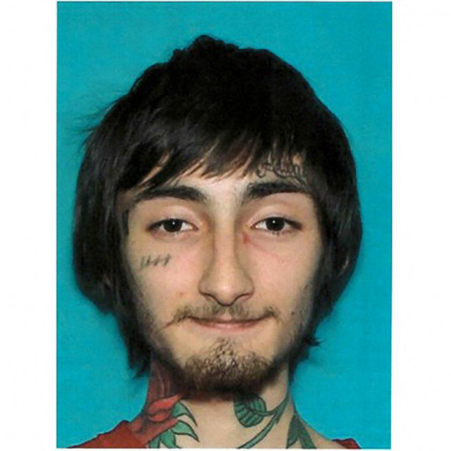 &lt;p&gt;Policija traži 22-godišnjeg Roberta E. Crimoa kojeg smatra naoružanim i opasnim&lt;/p&gt;
