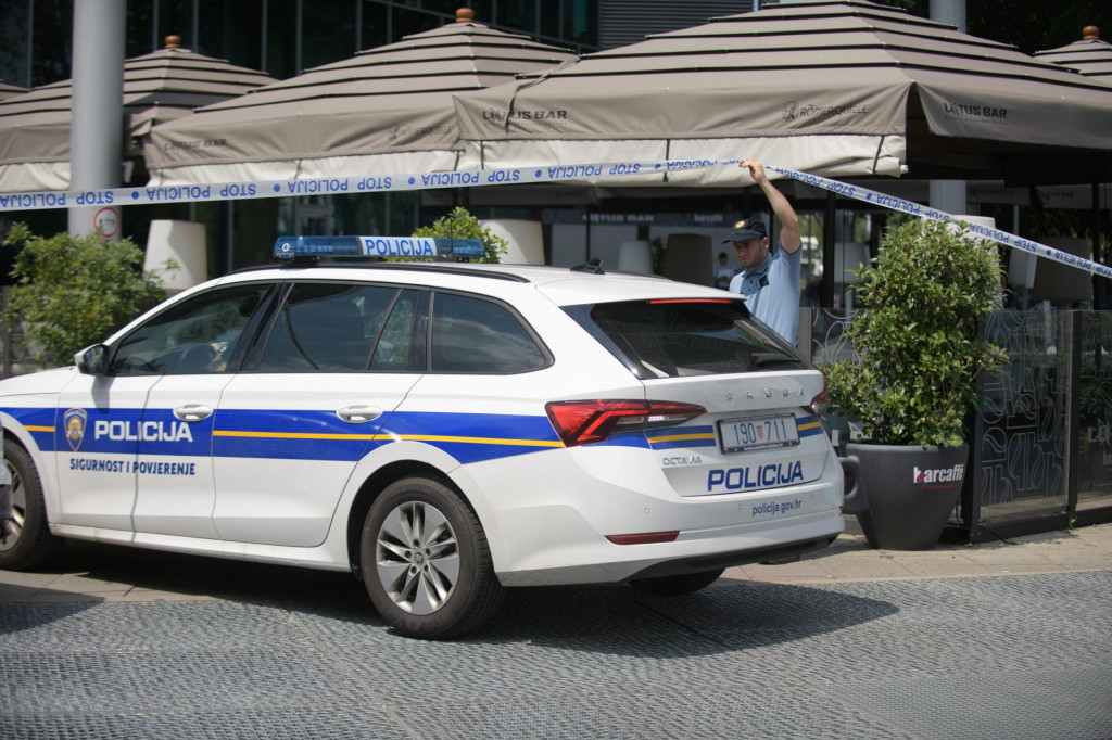 &lt;p&gt;Policijsko vozilo ispred Avenue Malla&lt;/p&gt;