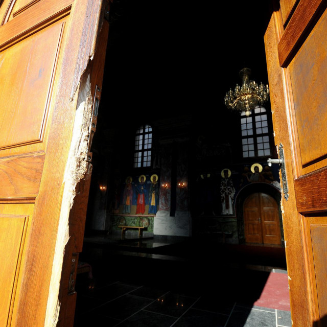 &lt;p&gt;Karlovac, 150215.&lt;br /&gt;
Nocas je provaljeno u pravoslavnu crkvu u centru Karlovca. Steta je procjenjena na oko 20000 kuna. Ukradeni su mesingani krizevi, plinska boca, unistena su ulazna vrata.&lt;br /&gt;
Na fotografiji: Ulaz u crkvu kroz koji je provaljeno.&lt;br /&gt;
