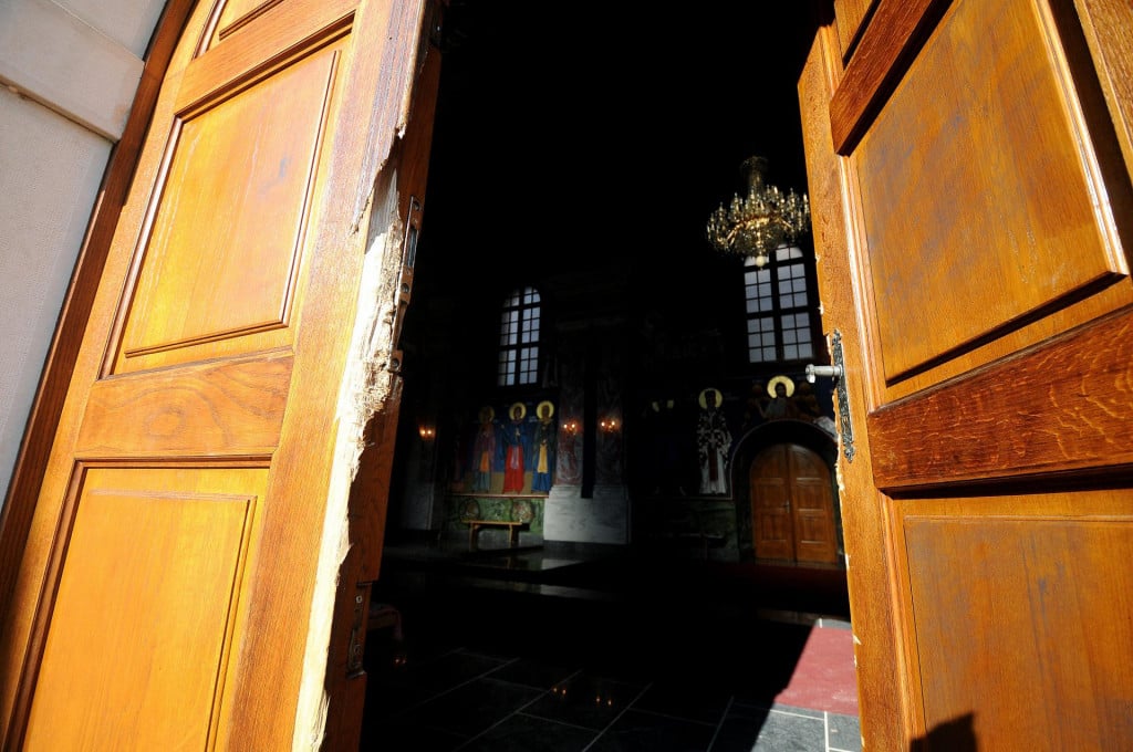 &lt;p&gt;Karlovac, 150215.&lt;br /&gt;
Nocas je provaljeno u pravoslavnu crkvu u centru Karlovca. Steta je procjenjena na oko 20000 kuna. Ukradeni su mesingani krizevi, plinska boca, unistena su ulazna vrata.&lt;br /&gt;
Na fotografiji: Ulaz u crkvu kroz koji je provaljeno.&lt;br /&gt;