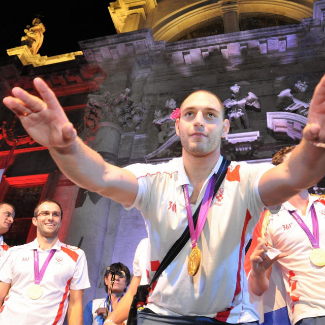 &lt;p&gt;Ovako je bilo nakon Londona 2012., po povratku u Dubrovnik - Paulo Obradović slavi naslov olimpijskog pobjednika!&lt;/p&gt;