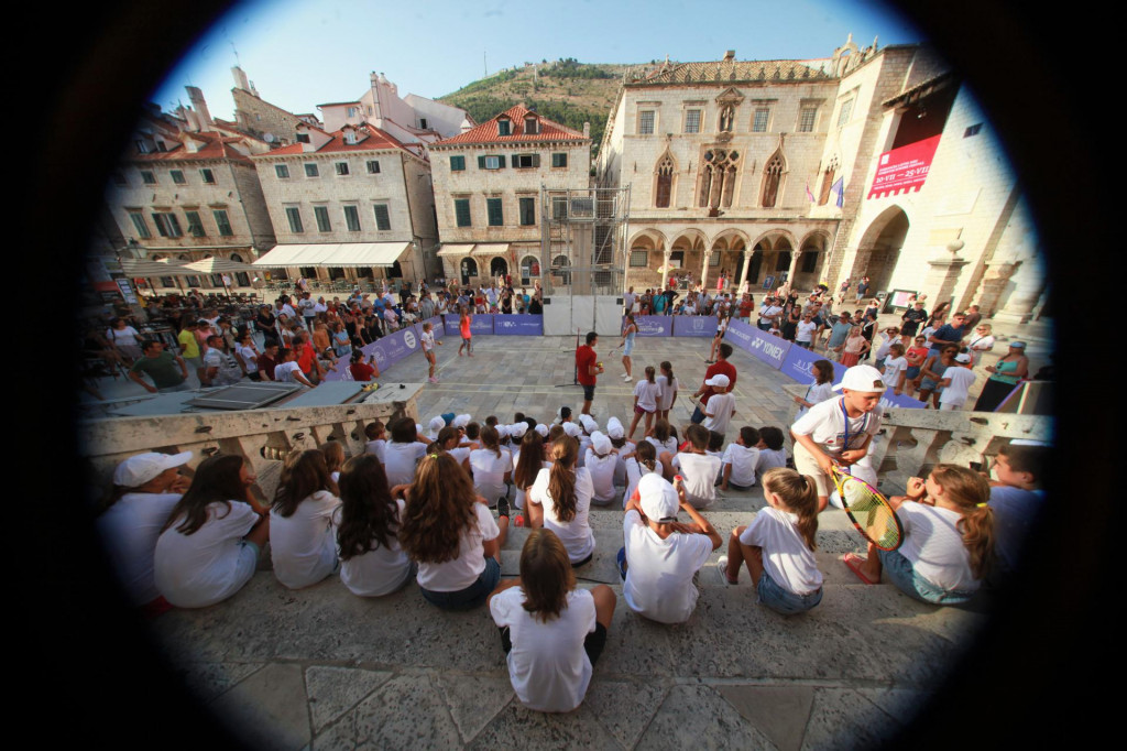 &lt;p&gt;I ove godine, kao i proteklih, zaigrat će sudionici Dubrovnik DUB Bowla tenis na Stradunu&lt;/p&gt;