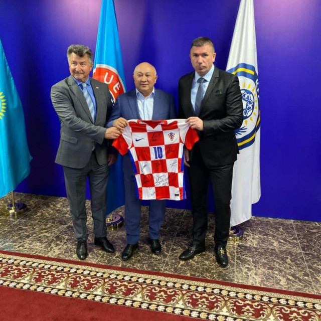 &lt;p&gt;Hrvatski veleposlanik Refik Šabanović, predsjednik Nogometnog saveza Kazahstana Adlet Barmakul i Ivica Pirić&lt;br /&gt;
 &lt;/p&gt;