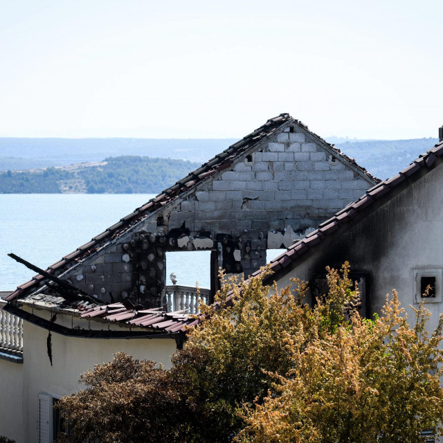 &lt;p&gt;SD&lt;br /&gt;
Zaton, Raslina, 170722.&lt;br /&gt;
Reportaza nakon pozara u Zatonu i Raslini.&lt;br /&gt;
Na fotografiji: izgoreni krov u Raslini.&lt;br /&gt;