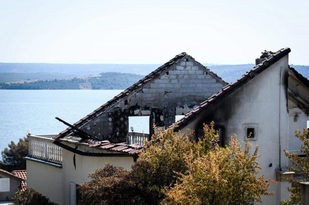 &lt;p&gt;SD&lt;br /&gt;
Zaton, Raslina, 170722.&lt;br /&gt;
Reportaza nakon pozara u Zatonu i Raslini.&lt;br /&gt;
Na fotografiji: izgoreni krov u Raslini.&lt;br /&gt;