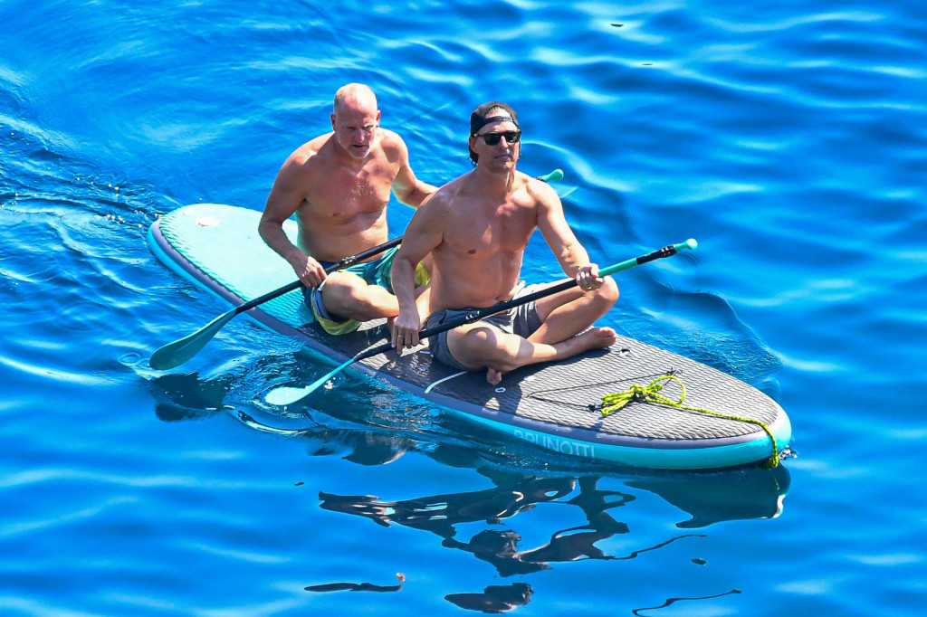 &lt;p&gt;Dubrovnik, 170722.&lt;br /&gt;
Poznati hollywoodski glumci Matthew McConaughey i Woody Harrelson stigli su ispred Dubrovnika na brodu Serenity, a popodne su obisli obalu veslajuci na dasci.&lt;br /&gt;