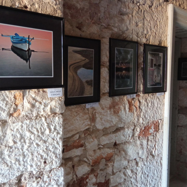 &lt;p&gt;Fotografije postava izložbe ”Otočni fotografi” u Muzejskoj zgradu u Molatu uvala Jazi&lt;/p&gt;