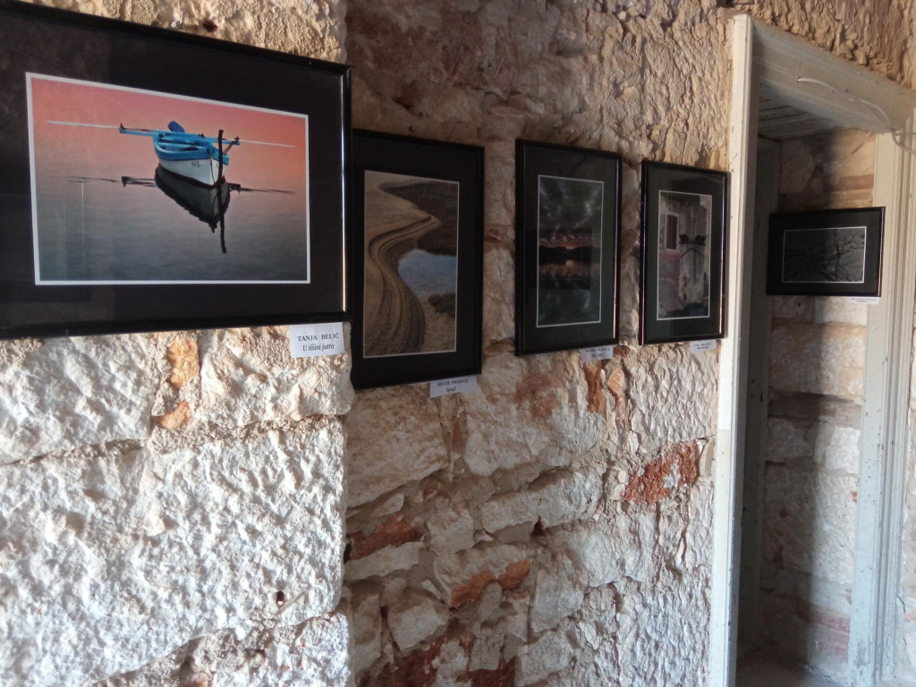 &lt;p&gt;Fotografije postava izložbe ”Otočni fotografi” u Muzejskoj zgradu u Molatu uvala Jazi&lt;/p&gt;