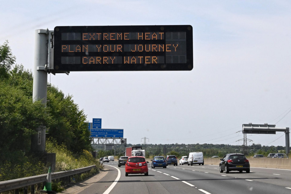 &lt;p&gt;Upozorenje o toplinskom valu na autocesti sjeverno od Londona&lt;/p&gt;