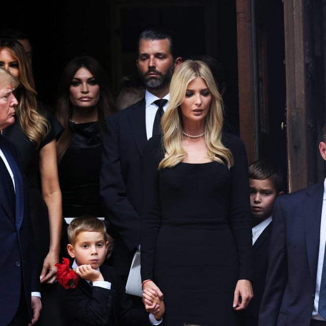 &lt;p&gt;Bivši američki predsjednik  Donald Trump i njegova djeca Ivanka Trump, Eric Trump i Donald Trump &lt;/p&gt;