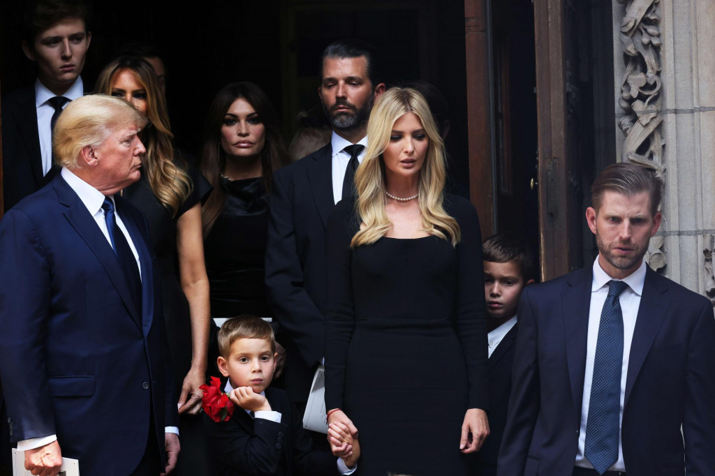 &lt;p&gt;Bivši američki predsjednik  Donald Trump i njegova djeca Ivanka Trump, Eric Trump i Donald Trump &lt;/p&gt;