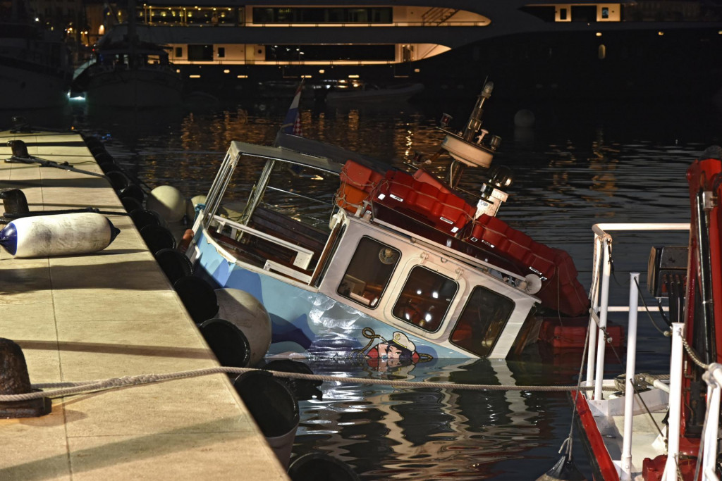 &lt;p&gt;Noćas je došlo do udara turističkog broda Morska vila u obalu. Nesreća se dogodila na crpnoj stanici za brodove na Zapadnoj obali&lt;/p&gt;