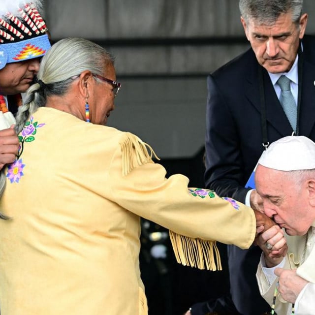&lt;p&gt;Papa ljubi ruku predstavniku Prvih naroda pri dolasku u Kanadu&lt;/p&gt;