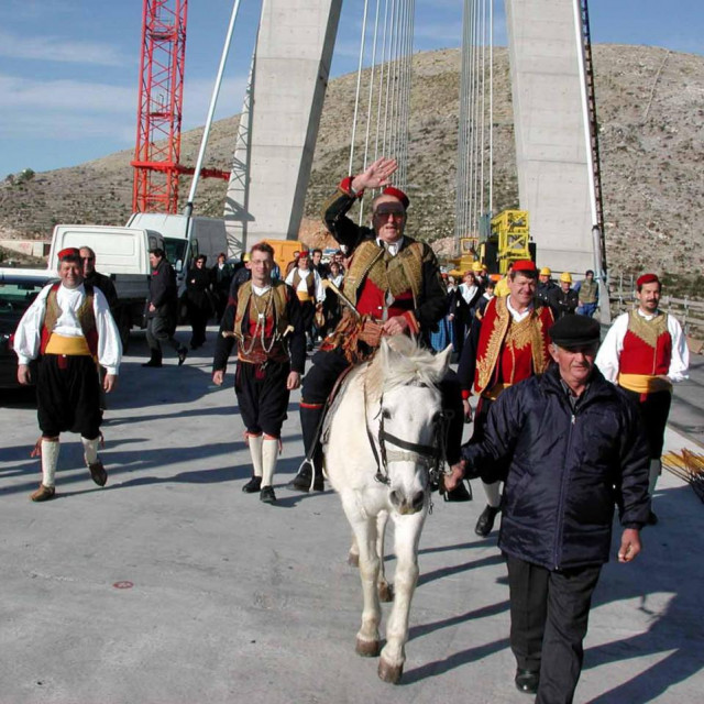 &lt;p&gt;Pero Glumac na konju u primorskoj narodnog nošnji prelazi preko Mosta dr. Franja Tuđmana&lt;/p&gt;