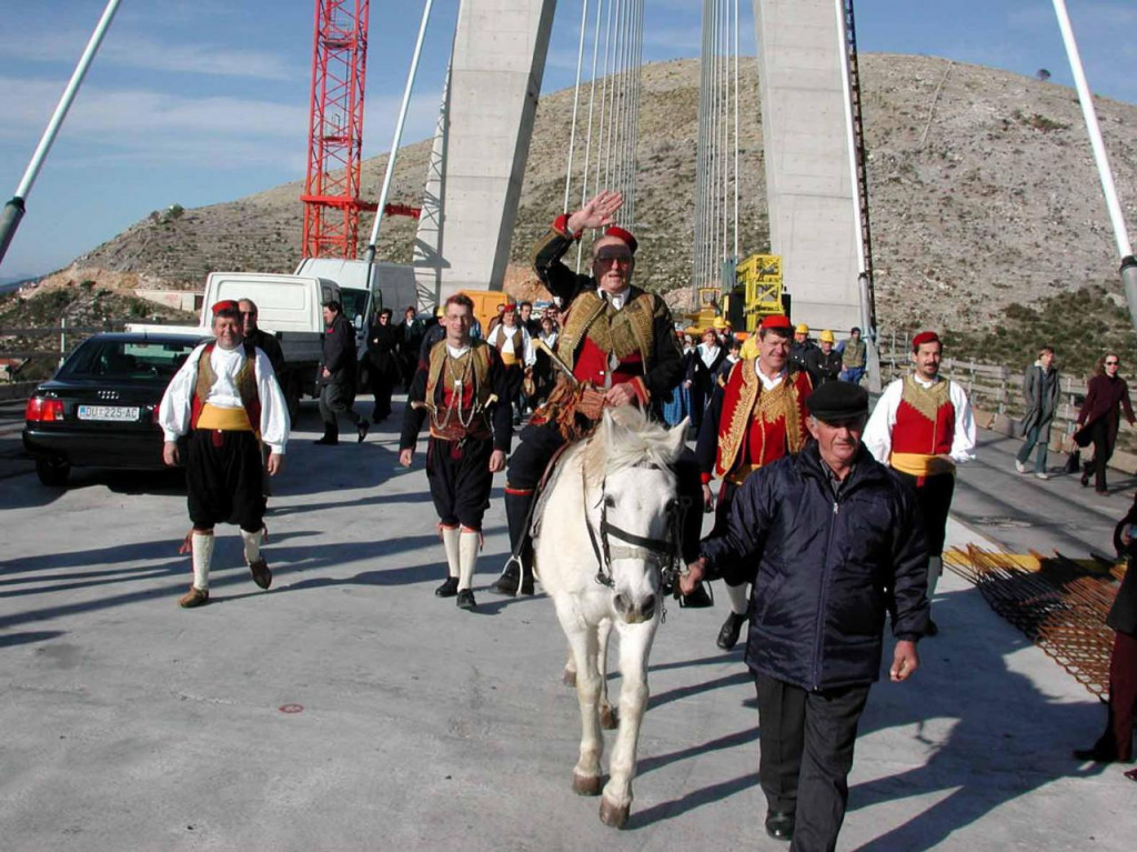 &lt;p&gt;Pero Glumac na konju u primorskoj narodnog nošnji prelazi preko Mosta dr. Franja Tuđmana&lt;/p&gt;