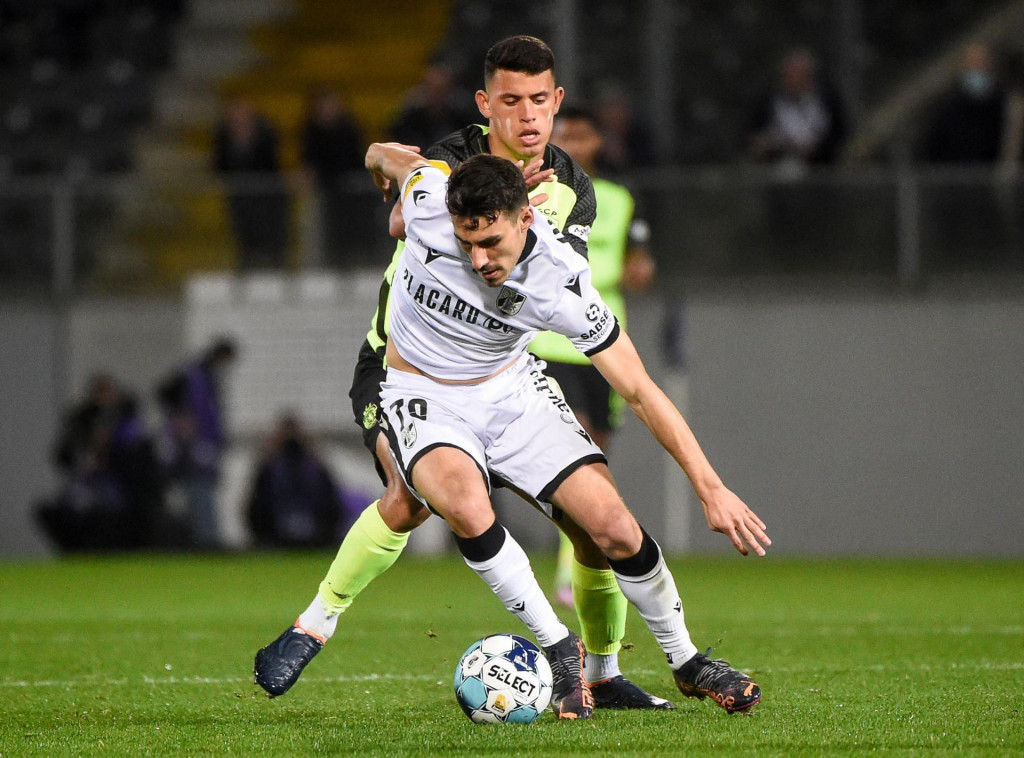 &lt;p&gt;Vitoria Guimaraes&amp;#39; Portuguese midfielder Andre Almeida (Front) fights for the ball with Sporting Lisbon&amp;#39;s Slovenian forward Andraz Sporar during the Portuguese League football match between Vitoria Guimaraes SC and Sporting CP at the Dom Afonso Henriques stadium in Guimaraes on March 19, 2022. (Photo by MIGUEL RIOPA/AFP)&lt;/p&gt;