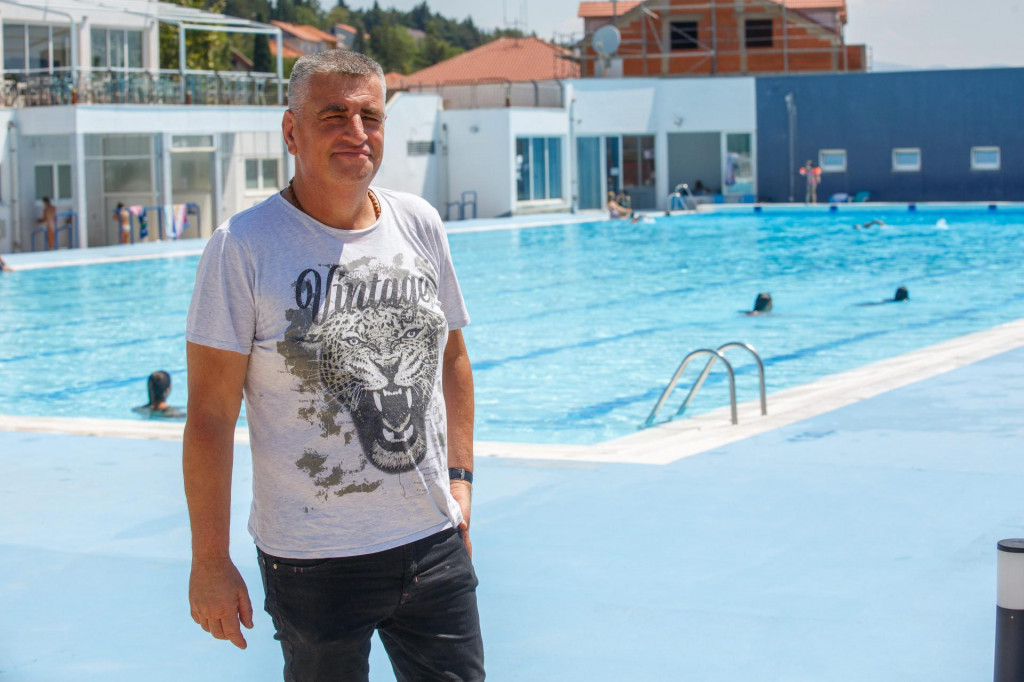 &lt;p&gt;Sinjski gradonačelnik Miro Bulj, gdje drugdje nego pored bazena punog vode&lt;/p&gt;