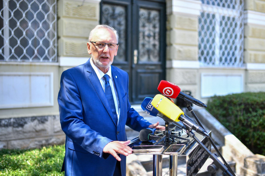 &lt;p&gt;Ministar Davor Božinović ispred Vile palme&lt;/p&gt;