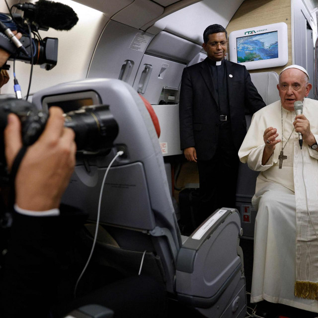 &lt;p&gt;Papa Frane u razgovoru s novinarima na povratku iz Kanade&lt;/p&gt;