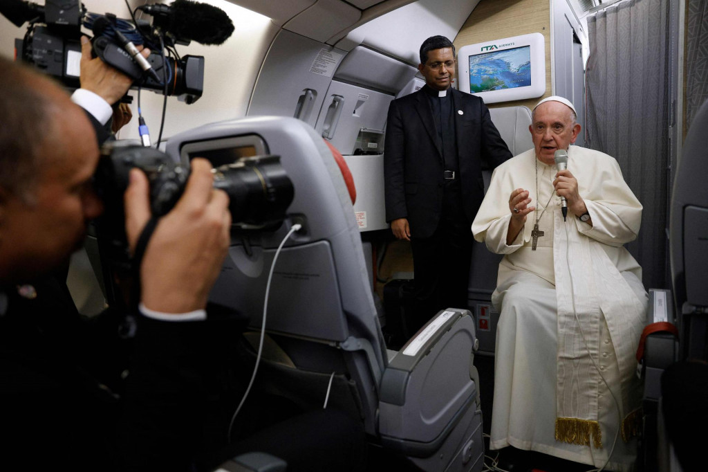&lt;p&gt;Papa Frane u razgovoru s novinarima na povratku iz Kanade&lt;/p&gt;