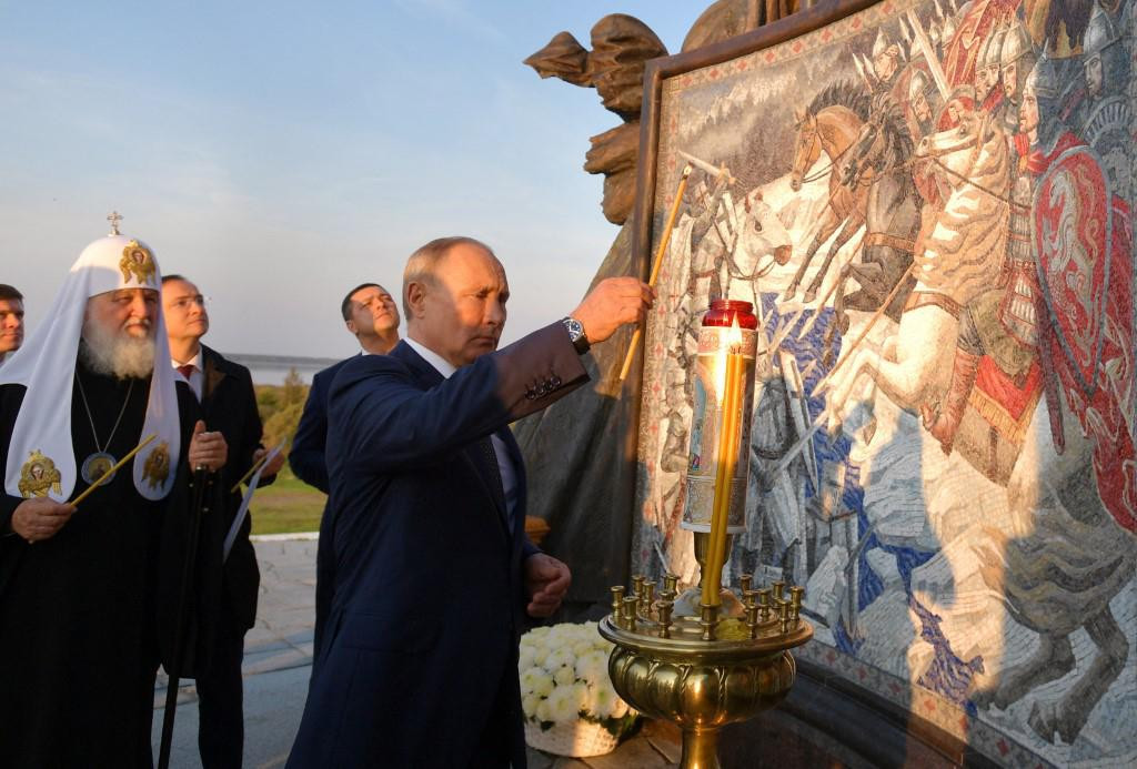 &lt;p&gt;Vladimir Putin pali svijeću u čast princu Aleksandru Nevskom u okolici Pskova&lt;/p&gt;