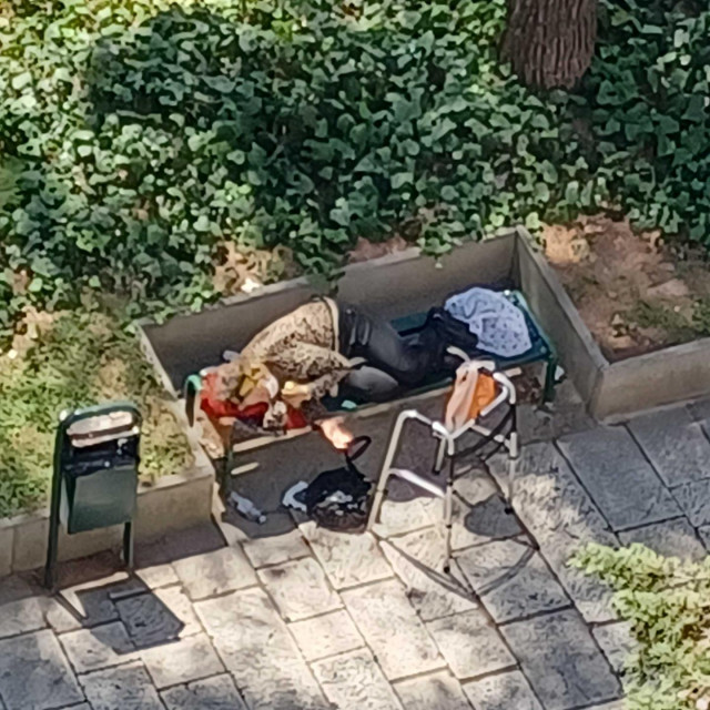 &lt;p&gt;Nesretna žena danima leži na klupici u centru Splita&lt;/p&gt;