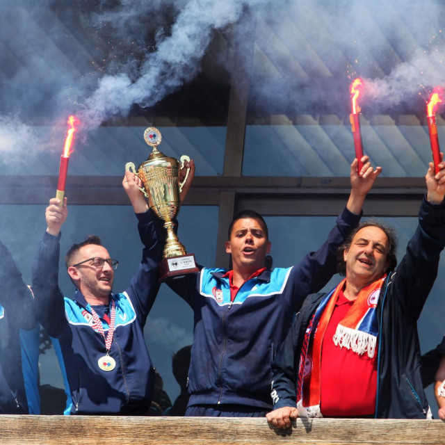 &lt;p&gt;Izađite na balkone, pozdravite šampione - slavi Stolnoteniski klub Libertas Marinkolor svoj treći naslov prvaka Hrvatske&lt;/p&gt;