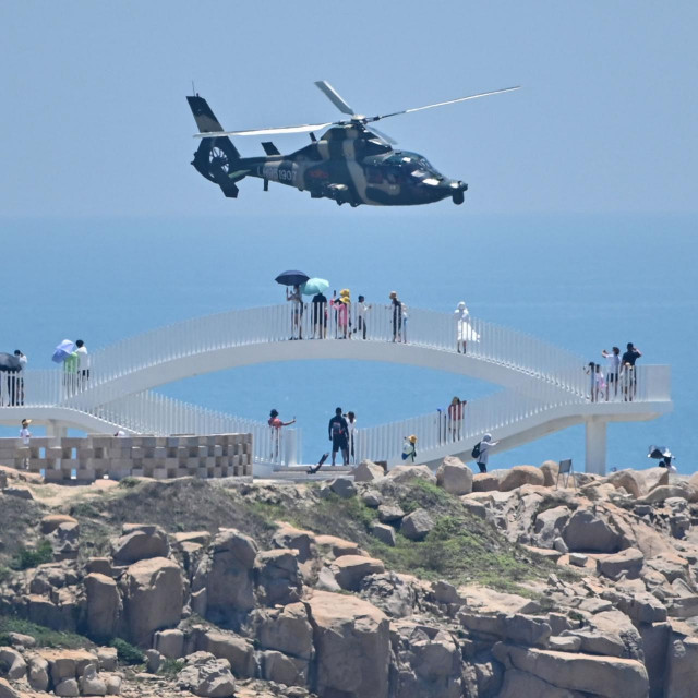 &lt;p&gt;Turisti  gledaju kineski vojni helikoper koji leti uz samu obalu&lt;/p&gt;