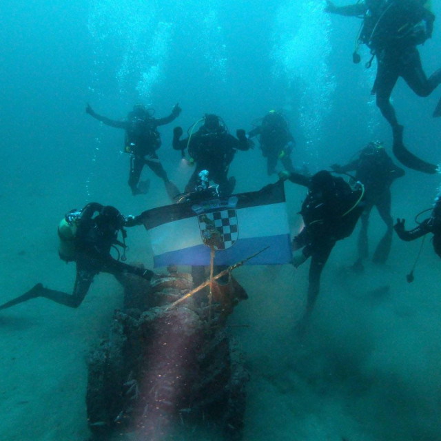 &lt;p&gt;Ronioci RK Dubrovnik razvili hrvatsku zastavu pod morem uoči Oluje&lt;/p&gt;