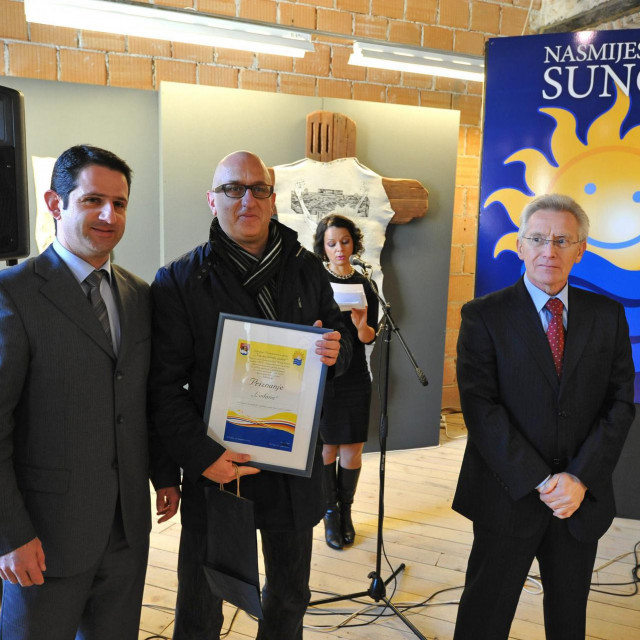 &lt;p&gt;Branimir Markov (u sredini) suvlasnik Rive Liburna na dodjeli nagrade nasmiješeno sunce 2013. za najbolji noćni bar u Zadru. S lijeva, bivši dogradonačelnik Ivan Vlakić, te Branko Ganzulić, bivši predsjednik turističkog vijeća Grada Zadra (desno)&lt;br /&gt;
&lt;br /&gt;
&lt;br /&gt;
&lt;br /&gt;
&lt;br /&gt;
 &lt;/p&gt;