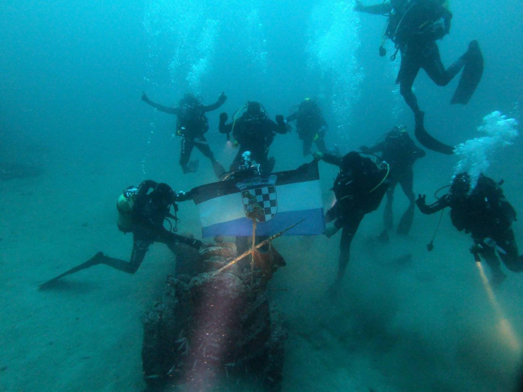 &lt;p&gt;Ronioci RK Dubrovnik razvili hrvatsku zastavu pod morem uoči Oluje&lt;/p&gt;