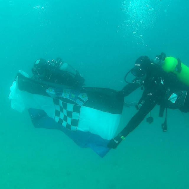 &lt;p&gt;Članovi ERK Leuta iz Blaca tradicionalno razvili Hrvatsku zastavu u dubinama prekrasnog Jadrana&lt;/p&gt;