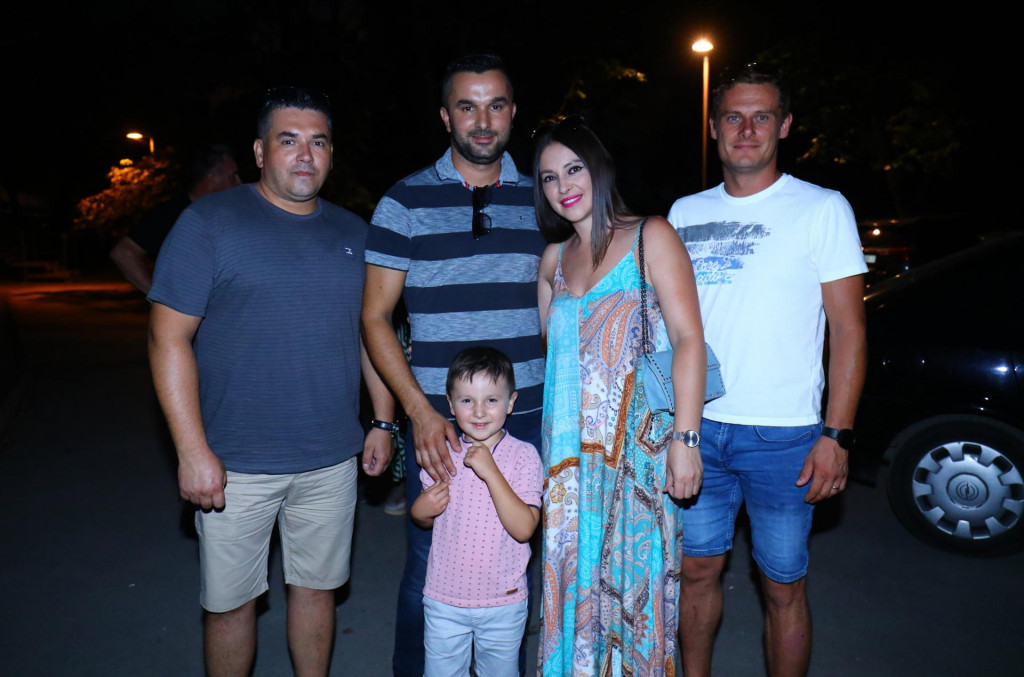 &lt;p&gt;Alkar Alen Poljak sa suprugom Moirom, sinom Antonijem i prijateljima Matom i Branimirom&lt;br /&gt;
 &lt;/p&gt;