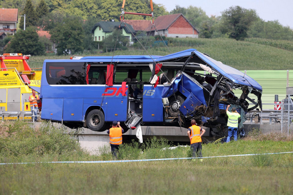 &lt;p&gt;Breznicki Hum, 060822.&lt;br /&gt;
Policijski ocevid prometne nesrece na autocesti A4 Zagreb - Gorican u kojoj je doslo do slijetanja poljskog autobusa pri cemu je 12 putnika izgubilo zivot.&lt;br /&gt;
Na fotografiji: u tijeku je akcija izvlacenja autobusa dizalicom.&lt;br /&gt;
